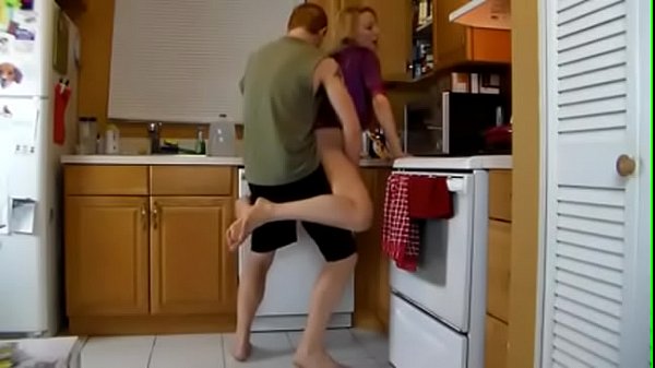 سكس امهات HD ولد ينيك امة فى المطبخ – افلام نيك محارم