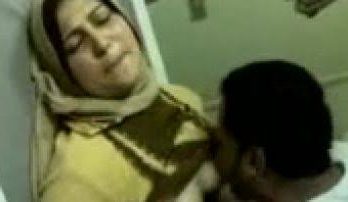 سكس محجبه مصريه ساخنه وقفه وعشيقها يمص في بزازها