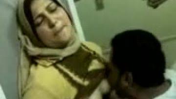 سكس محجبه مصريه ساخنه وقفه وعشيقها يمص في بزازها